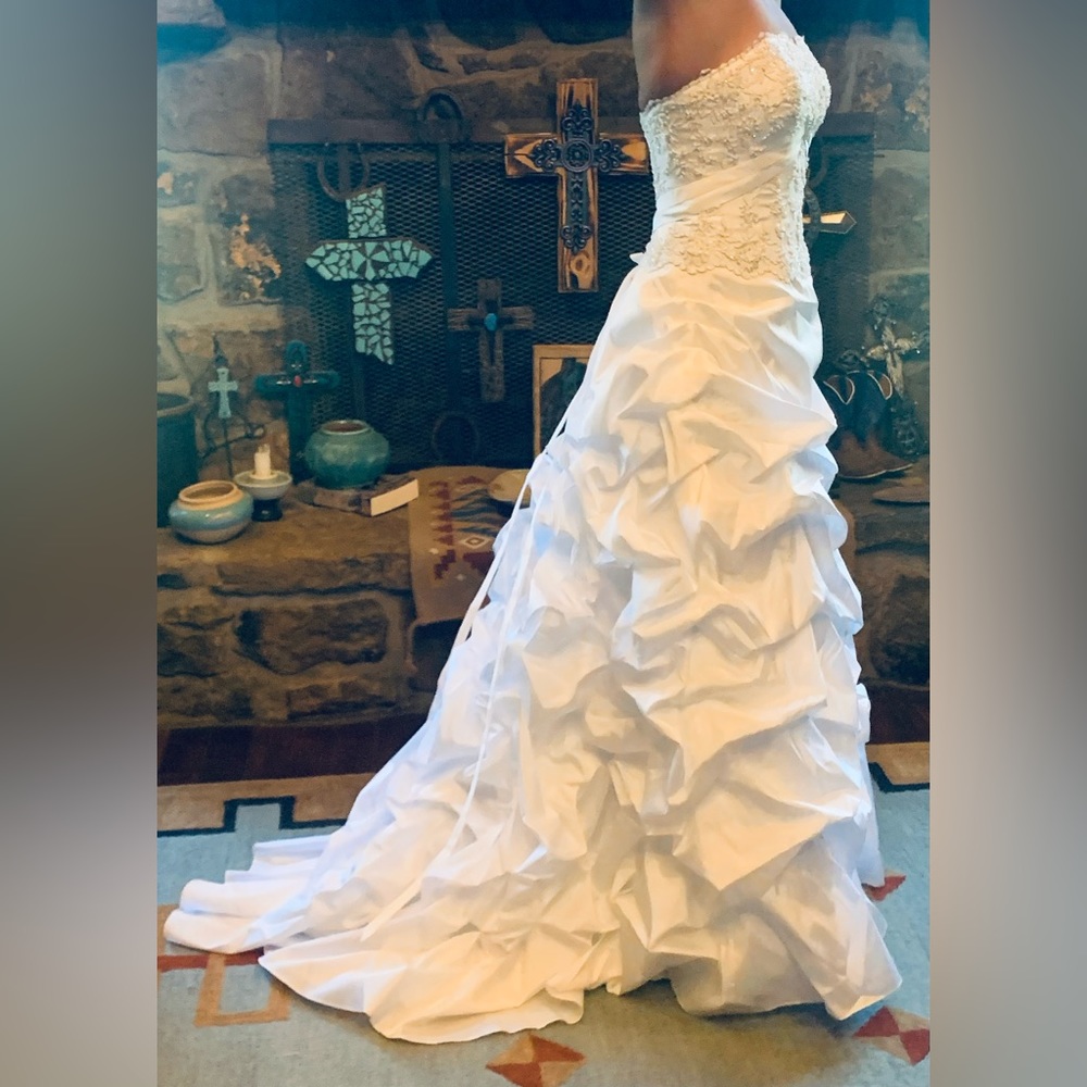 Wedding Dress. WAS NEVER USED! Size 8. Also including a veil & bead hair piece.